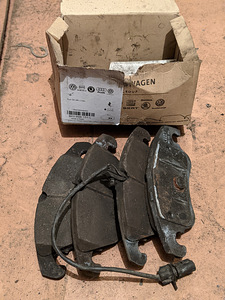 Audi A4/A5/Q5/Q3 original esi piduriklotsid 4tk, kettad 2tk (8 foto / 10)
