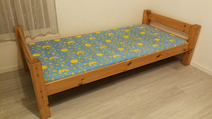 Kasutatud puidust voodi madratsiga 80x200cm ja ronimissein