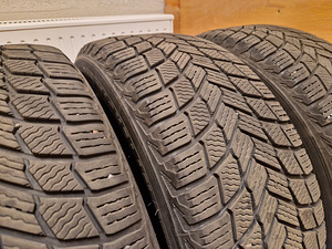 215/55/17 Michelin X-ICE Snow lamellrehvid (2 foto / 9)
