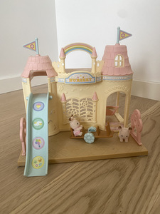 Sylvanian Families Laste mängumaja nukkude ja mööbliga. (2 foto / 5)