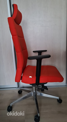 Офисный стул (стул на колесиках) в очень хорошем состоянии. (фото #2)