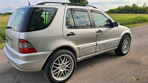 Mercedes-Benz ML270 (3 foto / 10)