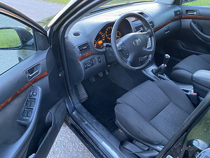 TOYOTA AVENSIS (9 foto / 10)