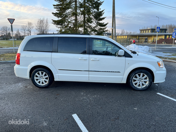Chrysler Town & Country (фото #5)