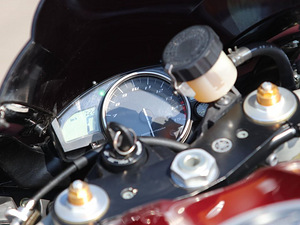 MÜÜA YAMAHA YZF - R 1 20V R4 126kW (4 foto / 5)