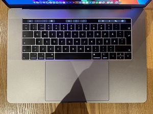 MacBook Pro 15 1TB 2018 Radeon Pro 560X (2 foto / 4)