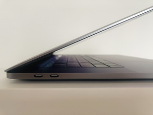 Korralik MacBook Pro 15, 2018, 1TB SSD (4 фото из 8)
