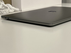 MacBook Pro 15' 2018, Radeon 560X, 1 ТБ, 6 ядер (6 фото из 8)