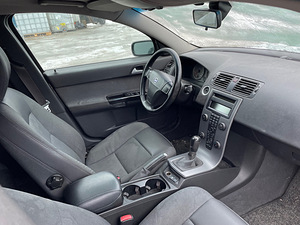 VOLVO V50 2,0D, VARUOSAD (6 foto / 7)