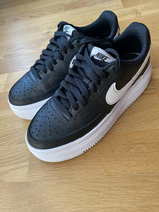 Müüa Nike Court Vision Alta jalanõud naistele, Suuruses 39 (2 foto / 2)