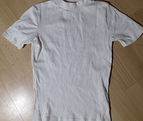 Белая блузка с коротким рукавом.