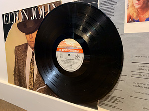 Elton John "Breaking Hearts" (Vinyl) (5 foto / 6)