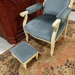 Античное кресло и маленький стул