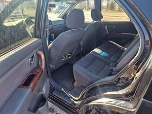 Kia Sorento 2.5 (6 foto / 8)