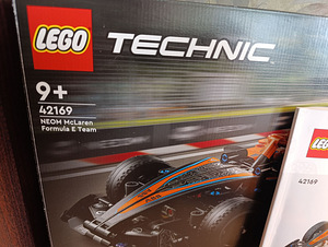 LEGO Technic NEOM McLaren Formula (5 foto / 5)