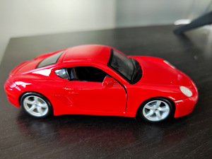 Подержанная игрушечная красная машина