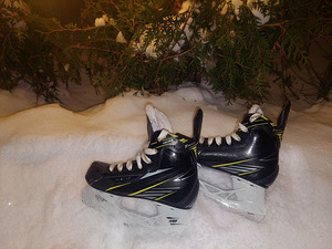 Uisud CCM TACKS 3032, suurus 33 (1 foto / 3)