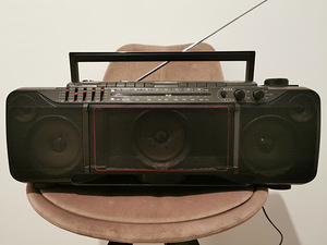 Ретро радиоприёмник boombox с ручкой