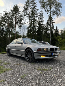 M/V BMW 730i (1 foto / 7)