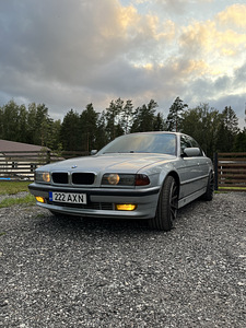 M/V BMW 730i (2 foto / 7)
