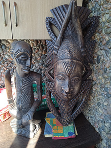 Африканская маска и статуетка