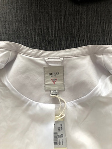 Продается новая куртка Guess (4 фото из 5)