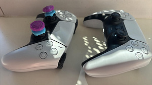 2x Sony DualSense PS5 Wireless Controller + laadimisalus (6 foto / 6)