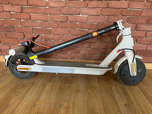 Электрический самокат Xiaomi Mi Electric Scooter 3 (2 фото из 6)