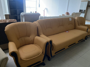 Кожаный диван (3 фото из 5)