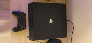 PS4 Pro CUH-7216B (1 foto / 3)