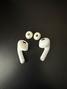 Оригинальные AirPods 2 Pro левый и правый (2 фото из 2)
