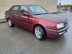 Volkswagen Vento 1992 (2 foto / 6)