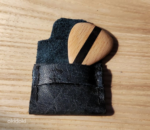 Käsitööna puidust tehtud kitarri medikas (foto #1)
