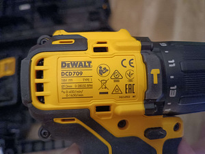 DeWalt: DCH133,DCD709,2 acu + case+charger (2 foto / 4)