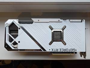 ASUS RTX 3090 24GB WHITE OC (2 foto / 5)