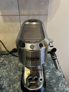 Кофемашина DeLonghi Dedica EC 685.M (7 фото из 7)