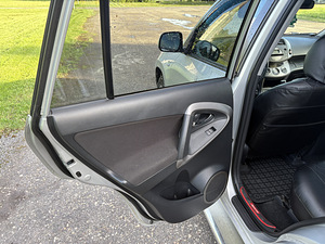 Toyota RAV4 2.2 (11 foto / 15)