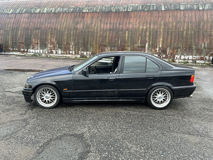 BMW 320i 2.8 (4 foto / 8)