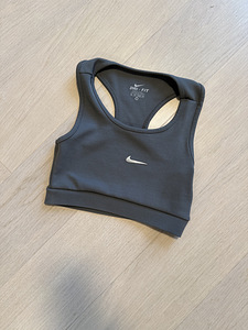 Nike спортивный топ (1 фото из 3)