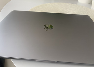 Macbook Pro 15 2019 touchbar / Broken display (2 foto / 4)