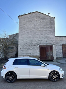 Volkswagen Golf GTD 2.0 135kw (2 foto / 10)