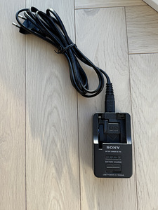 Sony BC-TRX laadija fotoaparaatidele ja USB-seadmetele (1 foto / 3)
