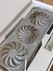 ASUS ROG Strix RTX 3090 24GB OC White (3 foto / 4)