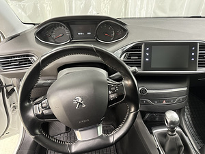 Peugeot 308 Facelift 1.5 75kW (10 foto / 11)