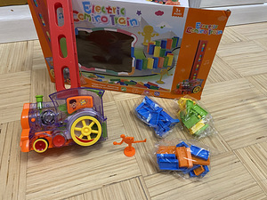 Игрушечный поезд домино (5 фото из 5)
