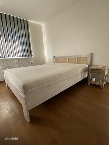 Кровать и тумба с плетением из ротанга (фото #2)