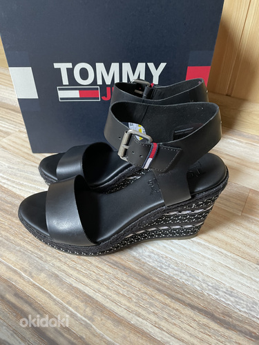 Tommy Jeans kingad (foto #1)