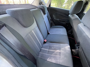 Ford Fiesta (8 foto / 10)