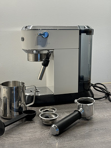 Кофемашина DeLonghi (6 фото из 7)