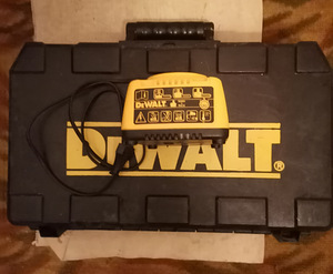 DeWALT DE9116 laadija kohver kast